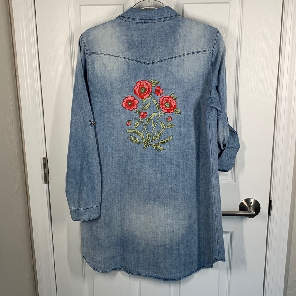 En Creme denim shirt/ dress with embroidered flowers size medium - Picture 2 of 11